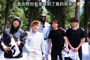 优质偶像！杰伦·布朗在少林寺主动为球迷签名